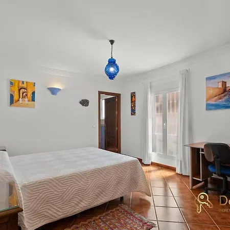 Casa Con 3 En El Tarajal * Malaga